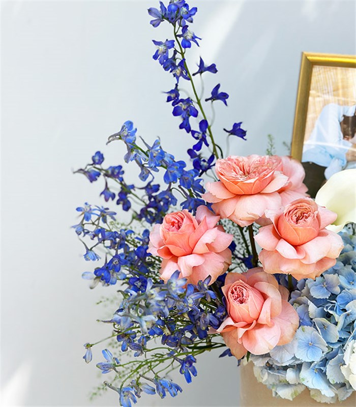 Kişiselleştirilebilir Fotoğraf Çerçeveli Krem Kutuda Çiçek Aranjmanı