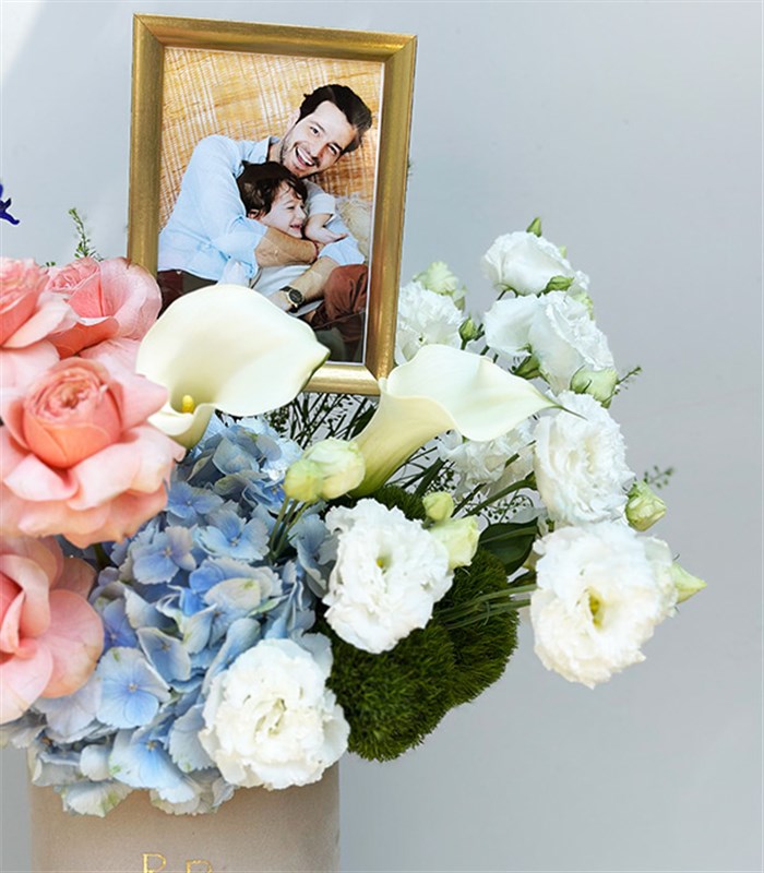 Kişiselleştirilebilir Fotoğraf Çerçeveli Krem Kutuda Çiçek Aranjmanı