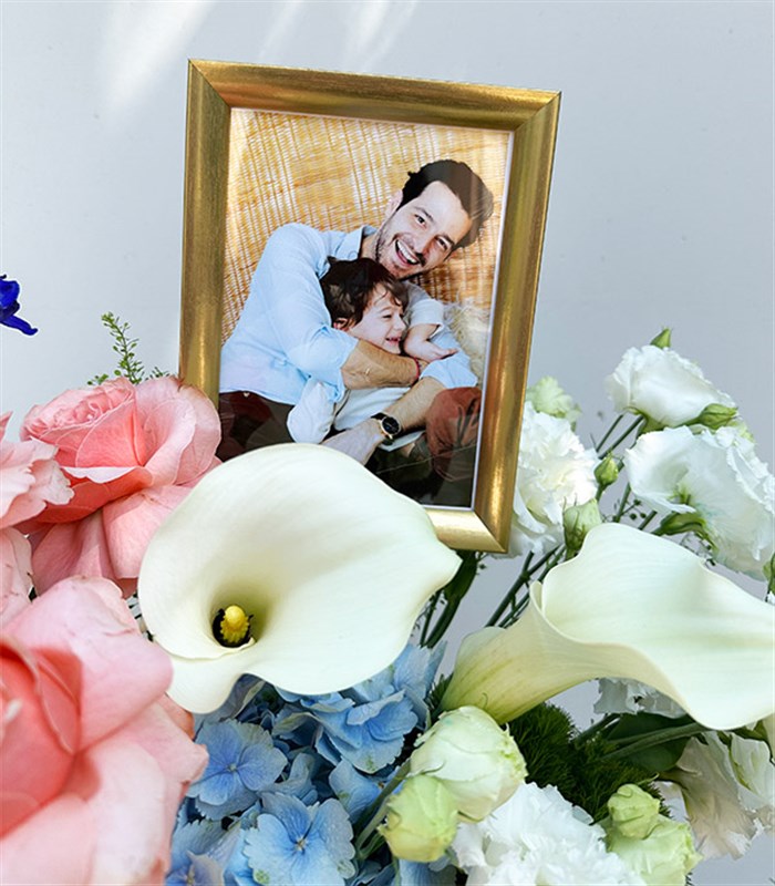 Kişiselleştirilebilir Fotoğraf Çerçeveli Krem Kutuda Çiçek Aranjmanı