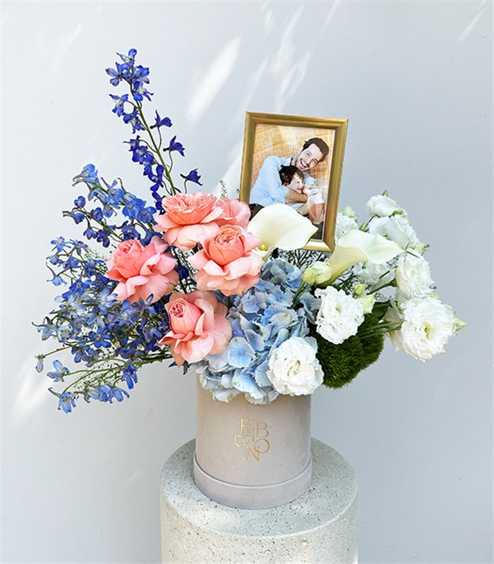 Kişiselleştirilebilir Fotoğraf Çerçeveli Krem Kutuda Çiçek Aranjmanı