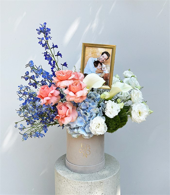 Kişiselleştirilebilir Fotoğraf Çerçeveli Krem Kutuda Çiçek Aranjmanı