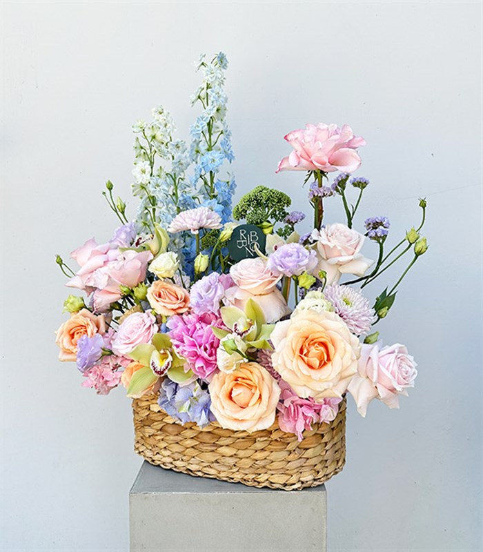 Blush Meadow Deluxe Sepette Yaz Çiçekleri Aranjmanı