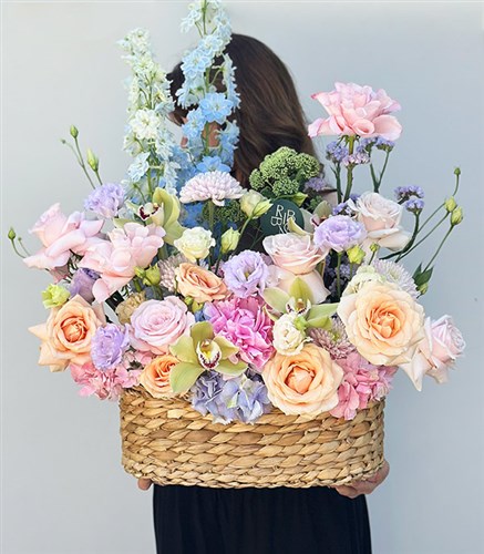 Blush Meadow Deluxe Sepette Yaz Çiçekleri Aranjmanı