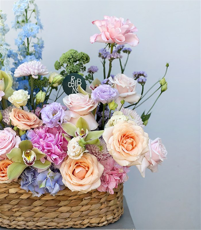 Blush Meadow Deluxe Sepette Yaz Çiçekleri Aranjmanı