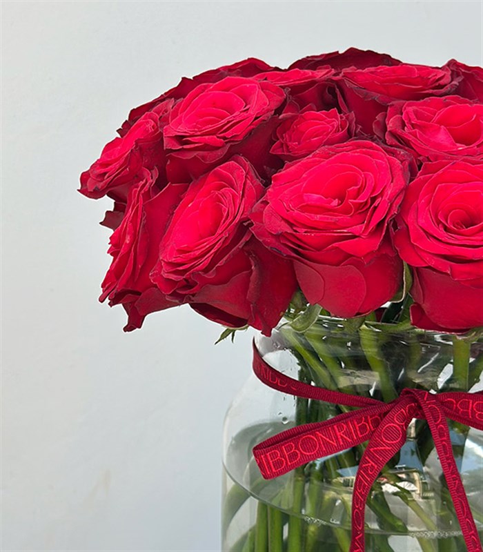 Lots of Love Cam Vazoda 25 Kırmızı Güller Aranjmanı