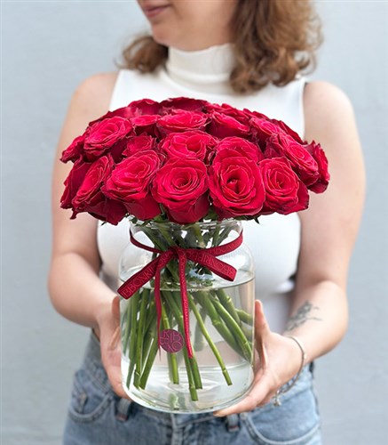 Lots of Love Cam Vazoda 25 Kırmızı Güller Aranjmanı