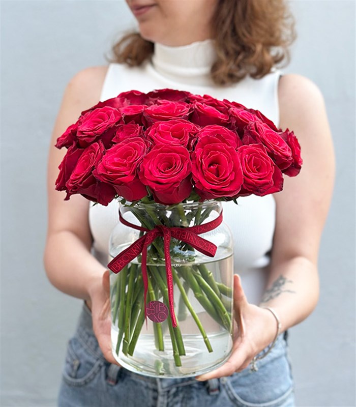 Lots of Love Cam Vazoda 25 Kırmızı Güller Aranjmanı