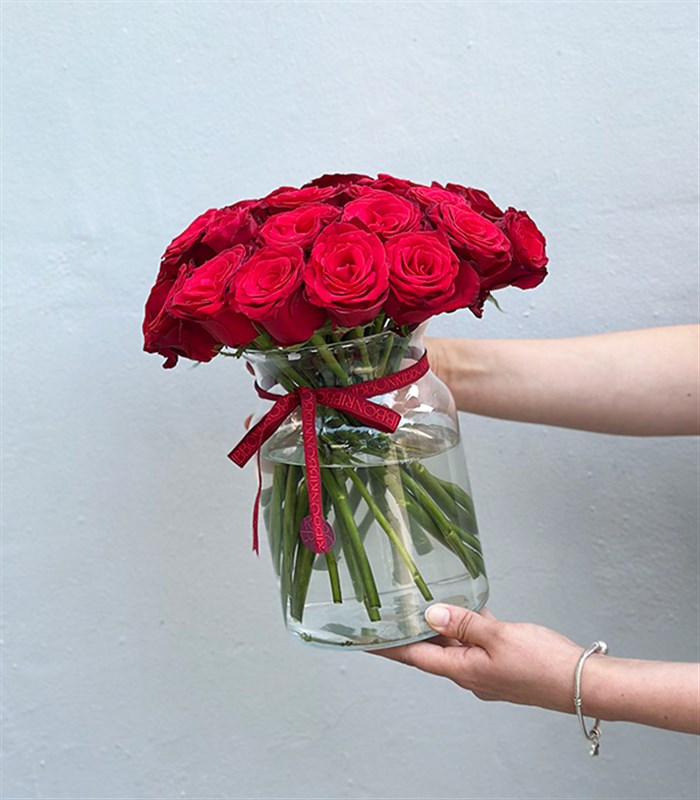 Lots of Love Cam Vazoda 25 Kırmızı Güller Aranjmanı