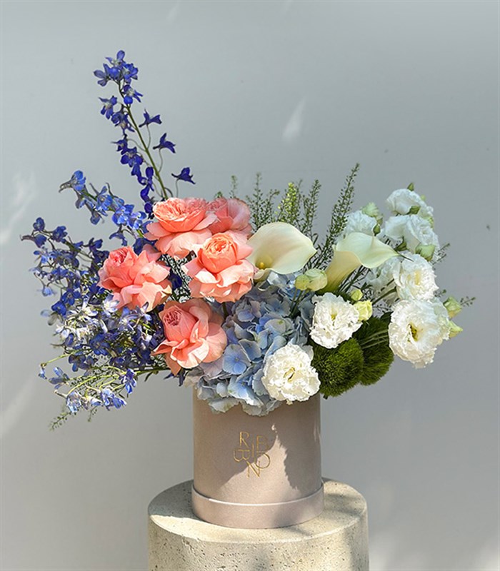 Whispering Petals Krem Kutuda Somon Mavi Yaz Çiçekleri Aranjmanı