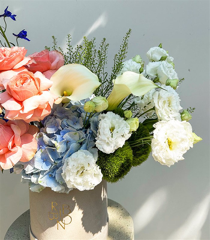 Whispering Petals Krem Kutuda Somon Mavi Yaz Çiçekleri Aranjmanı