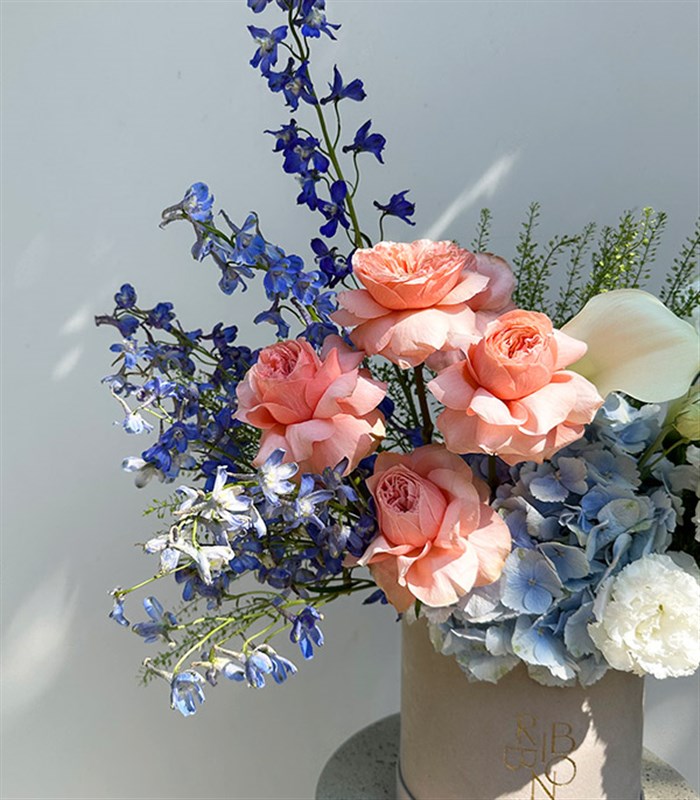 Whispering Petals Krem Kutuda Somon Mavi Yaz Çiçekleri Aranjmanı