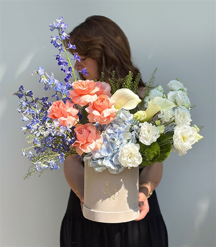 Whispering Petals Krem Kutuda Somon Mavi Yaz Çiçekleri Aranjmanı