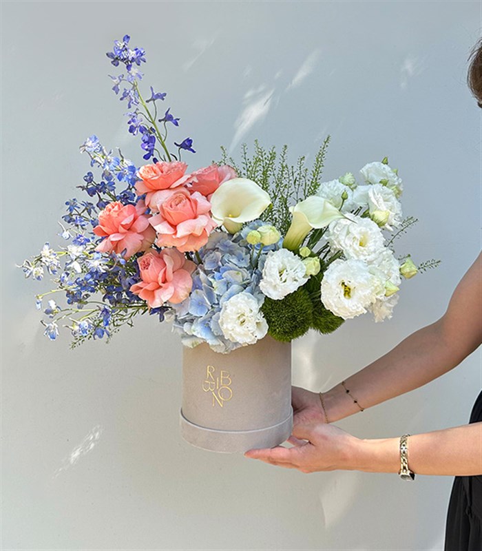 Whispering Petals Krem Kutuda Somon Mavi Yaz Çiçekleri Aranjmanı