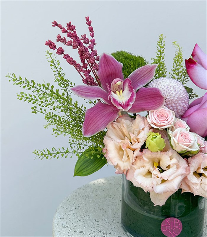 Zela Mini Vazoda Lila Pembe Çiçekler Yaz Aranjmanı