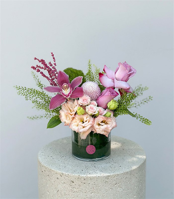 Zela Mini Vazoda Lila Pembe Çiçekler Yaz Aranjmanı