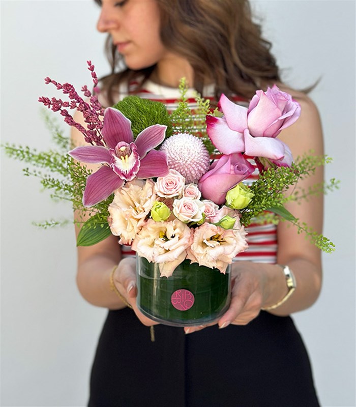 Zela Mini Vazoda Lila Pembe Çiçekler Yaz Aranjmanı