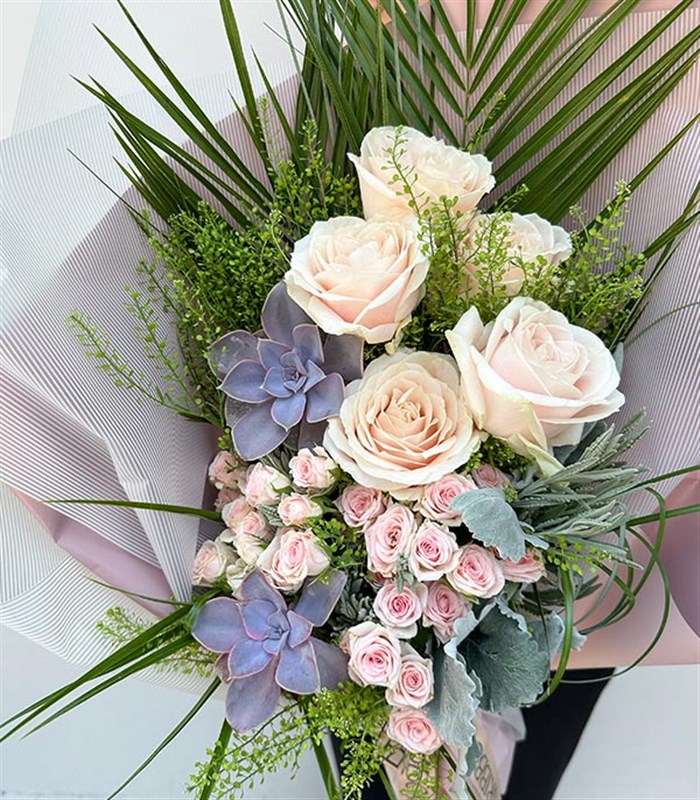 Ivory Garden Pembe Gül Sukulent Yaz Buketi