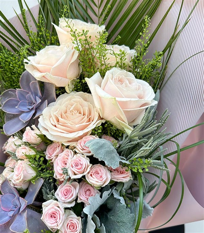 Ivory Garden Pembe Gül Sukulent Yaz Buketi