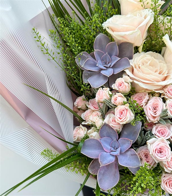 Ivory Garden Pembe Gül Sukulent Yaz Buketi