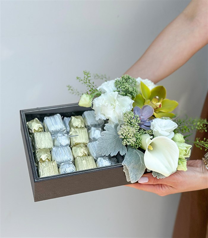 Grand Deluxe Beyaz Çiçekler 32Li Deri Çikolata Tepsisi