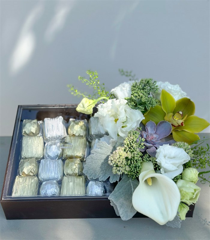 Grand Deluxe Beyaz Çiçekler 32Li Deri Çikolata Tepsisi