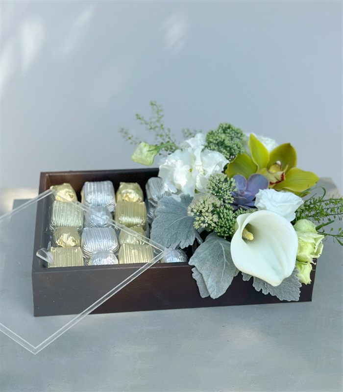 Grand Deluxe Beyaz Çiçekler 32Li Deri Çikolata Tepsisi