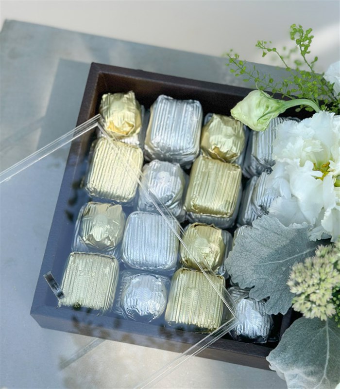 Grand Deluxe Beyaz Çiçekler 32Li Deri Çikolata Tepsisi