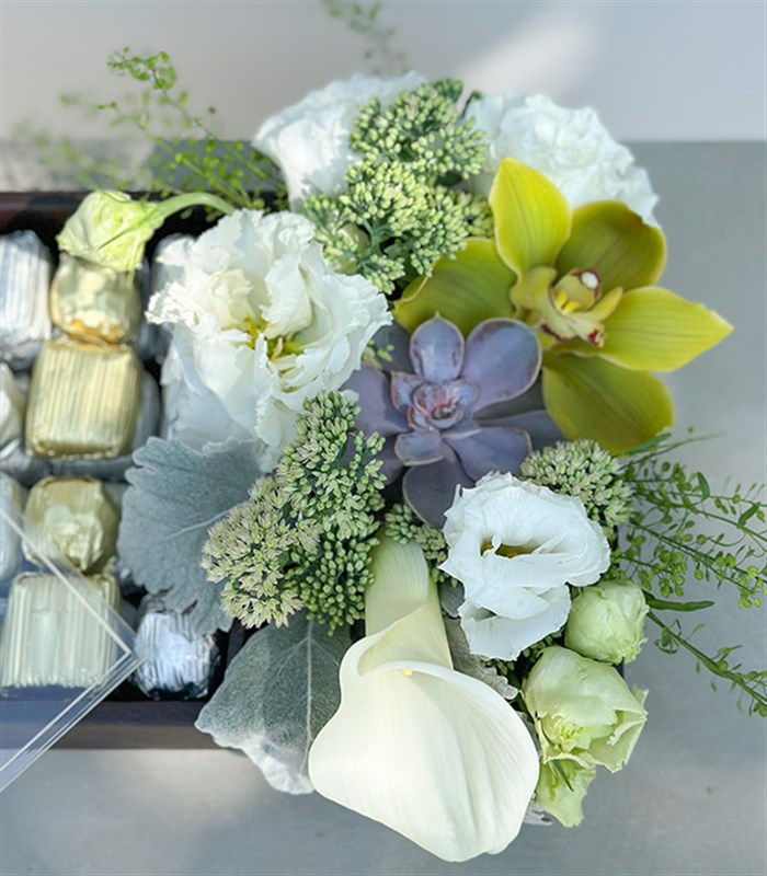 Grand Deluxe Beyaz Çiçekler 32Li Deri Çikolata Tepsisi