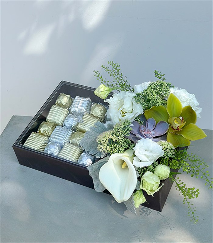 Grand Deluxe Beyaz Çiçekler 32Li Deri Çikolata Tepsisi