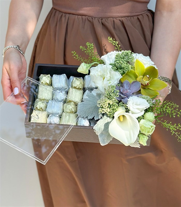 Grand Deluxe Beyaz Çiçekler 32Li Deri Çikolata Tepsisi