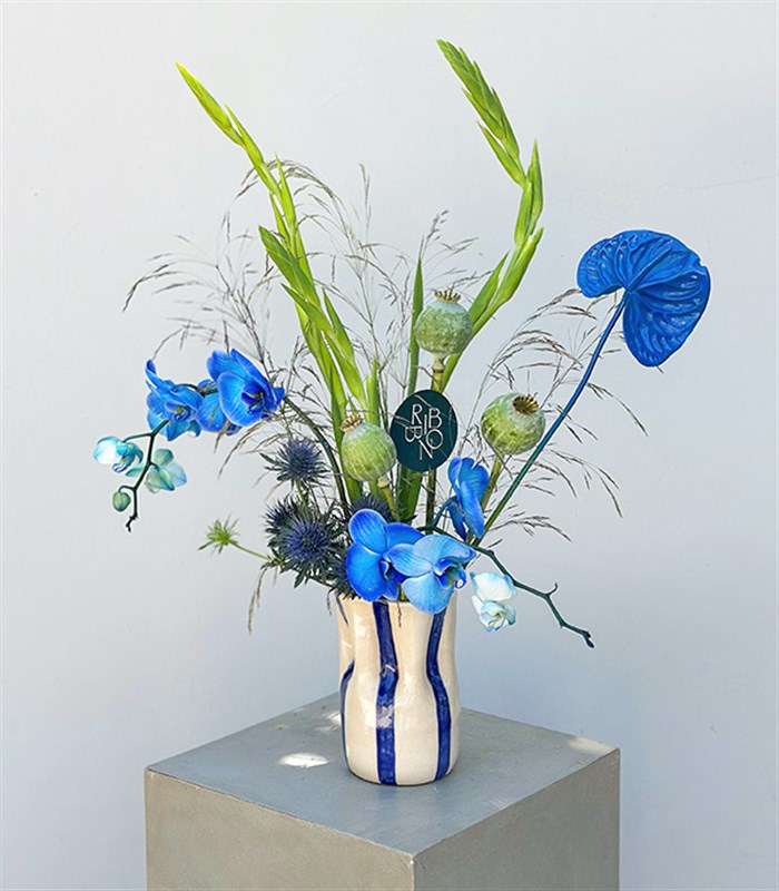 Azure Affair El İşi Seramik Vazoda Mavi Yaz Aranjmanı