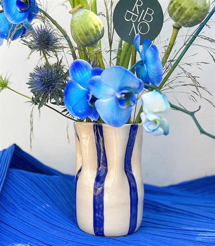 Azure Affair El İşi Seramik Vazoda Mavi Yaz Aranjmanı