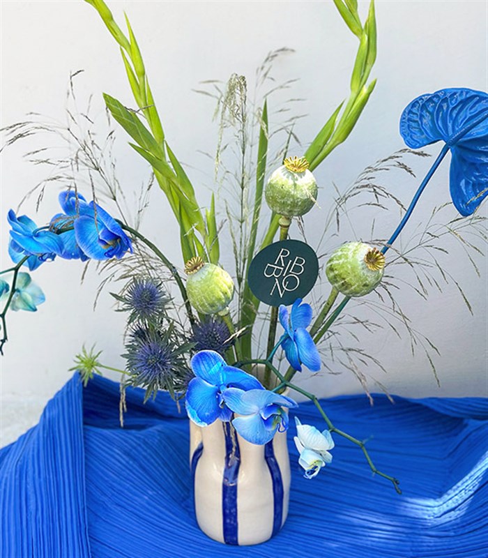 Azure Affair El İşi Seramik Vazoda Mavi Yaz Aranjmanı