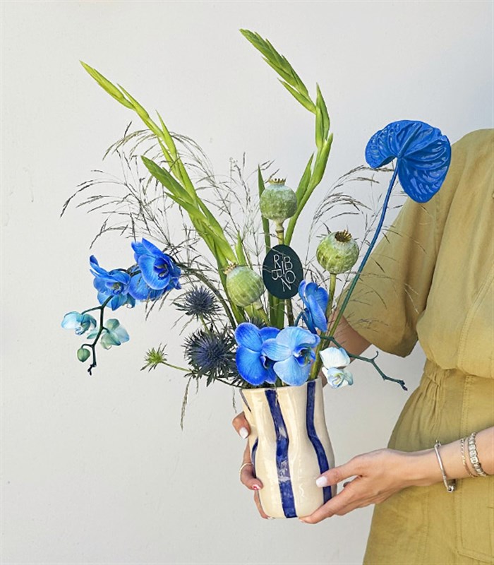 Azure Affair El İşi Seramik Vazoda Mavi Yaz Aranjmanı