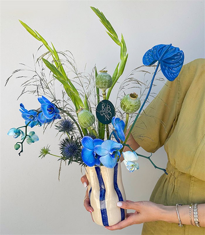 Azure Affair El İşi Seramik Vazoda Mavi Yaz Aranjmanı