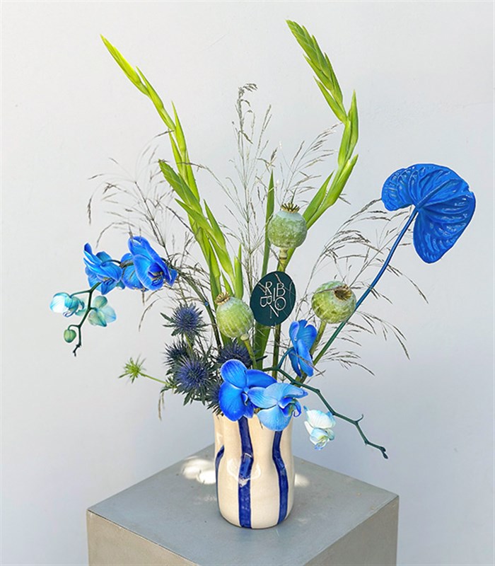 Azure Affair El İşi Seramik Vazoda Mavi Yaz Aranjmanı