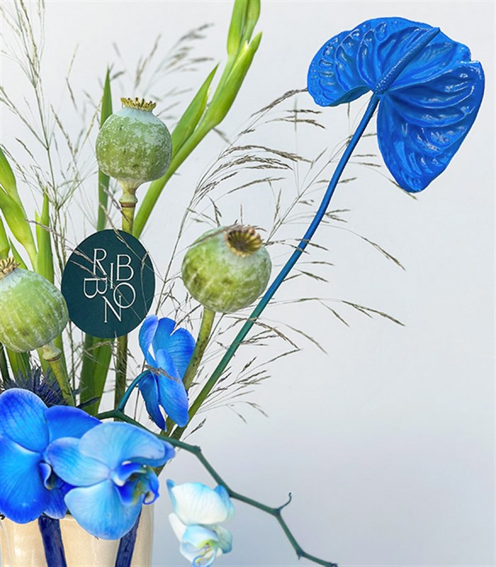 Azure Affair El İşi Seramik Vazoda Mavi Yaz Aranjmanı