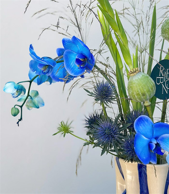 Azure Affair El İşi Seramik Vazoda Mavi Yaz Aranjmanı