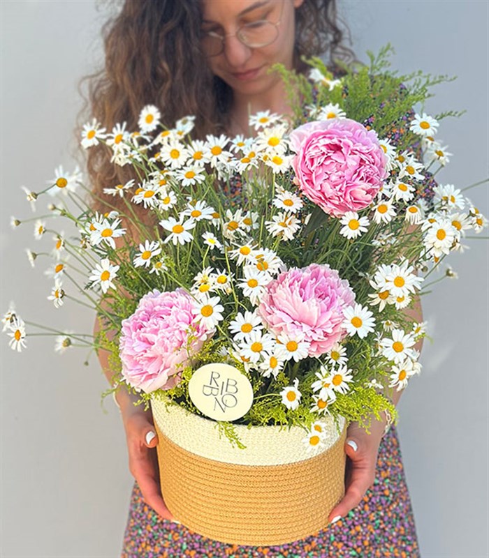 Sepette Papatyalar Pembe Şakayık Yaz Aranjmanı