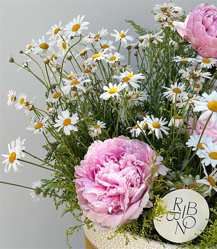 Sepette Papatyalar Pembe Şakayık Yaz Aranjmanı