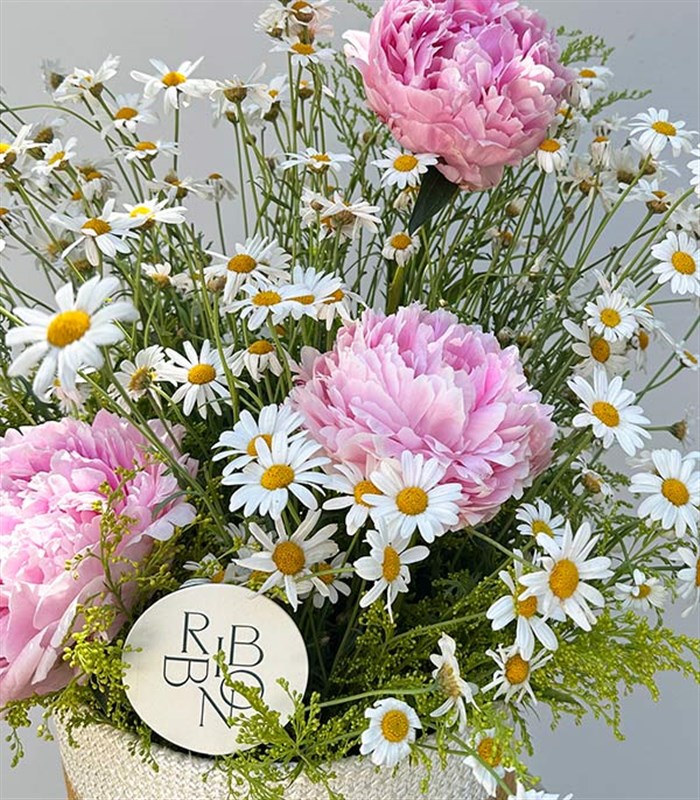 Sepette Papatyalar Pembe Şakayık Yaz Aranjmanı