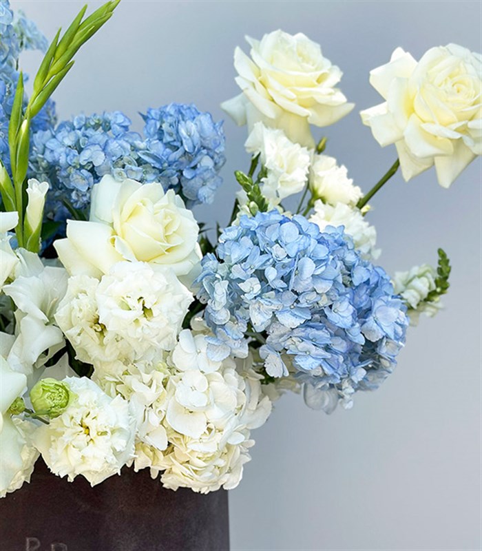 Celeste Grand Deluxe Gri Kutuda Mavi Ortanca Gül Yaz Aranjmanı