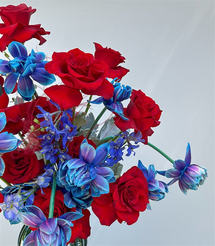 Orion Nebula Deluxe Hologram Vazoda Galaksi Lale Kırmızı Gül Aranjmanı