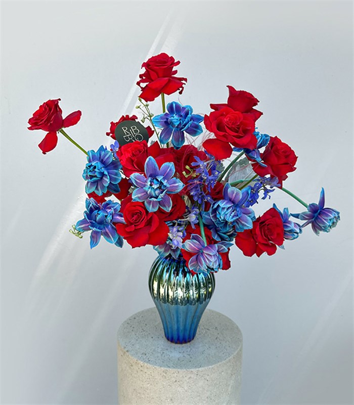 Orion Nebula Deluxe Hologram Vazoda Galaksi Lale Kırmızı Gül Aranjmanı