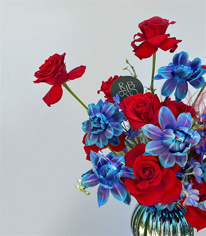 Orion Nebula Deluxe Hologram Vazoda Galaksi Lale Kırmızı Gül Aranjmanı