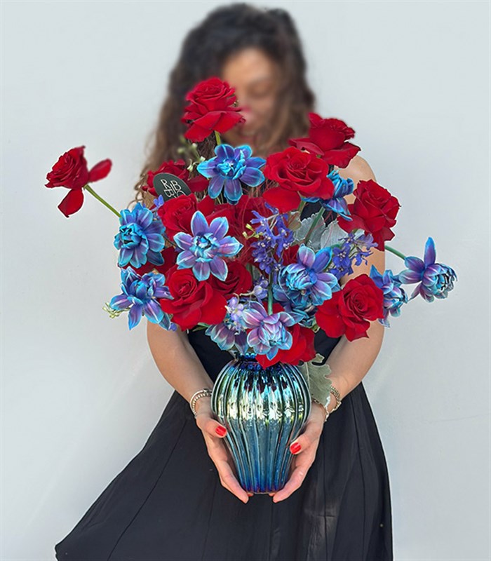 Orion Nebula Deluxe Hologram Vazoda Galaksi Lale Kırmızı Gül Aranjmanı