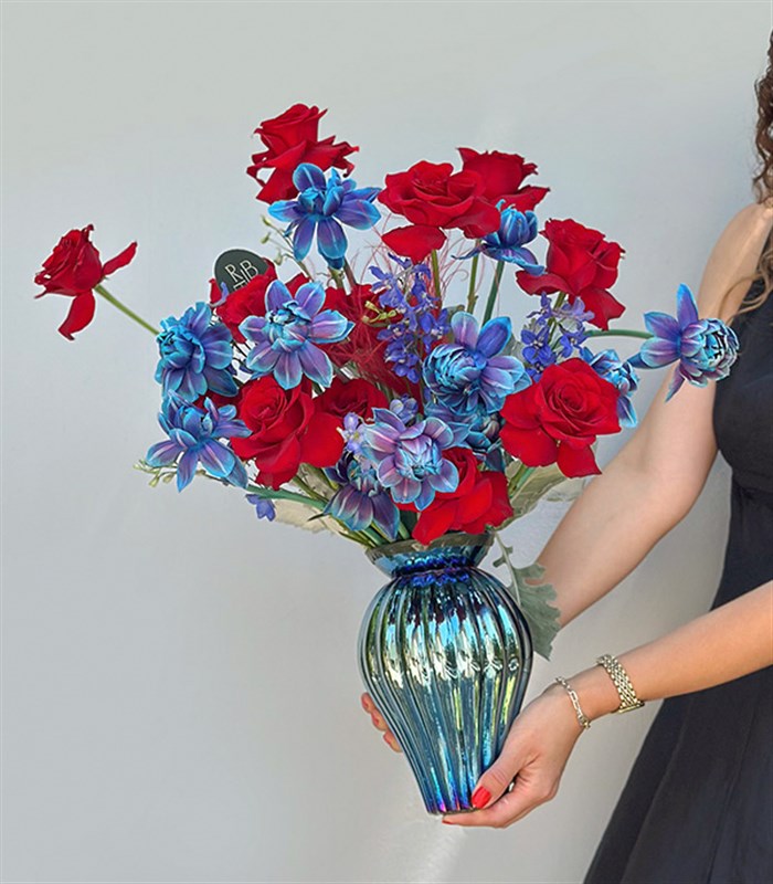 Orion Nebula Deluxe Hologram Vazoda Galaksi Lale Kırmızı Gül Aranjmanı