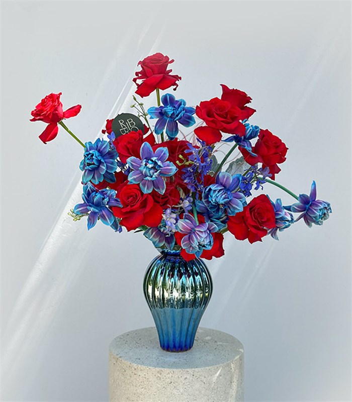 Orion Nebula Deluxe Hologram Vazoda Galaksi Lale Kırmızı Gül Aranjmanı