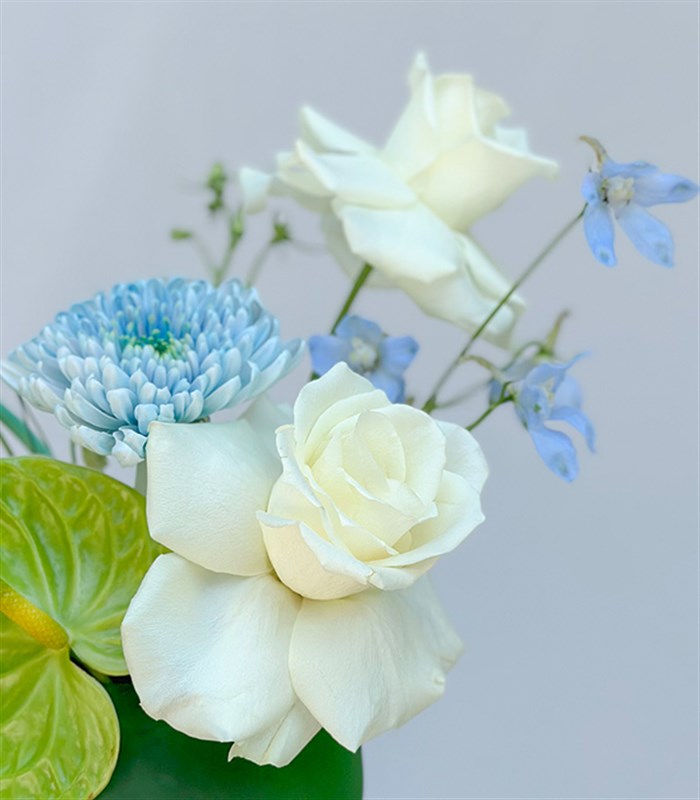 Sirius Yeşil Mini Vazoda Galaksi Lale Beyaz Gül Yaz Aranjmanı