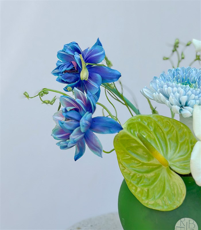 Sirius Yeşil Mini Vazoda Galaksi Lale Beyaz Gül Yaz Aranjmanı